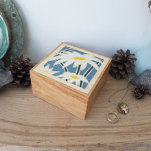 Load image into Gallery viewer, daisy marquetry wooden trinket box